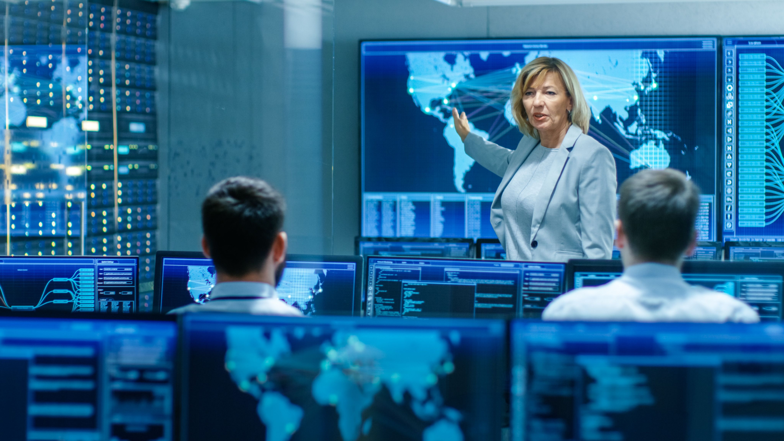 Cyber Security Risk, vrouwelijke manager geeft briefing over cyber security